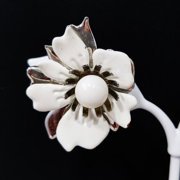 Sarah Coventry White Enamel Flower Earrings Silver Tone Clip On 1960s Vintage - Picture 3 of 10